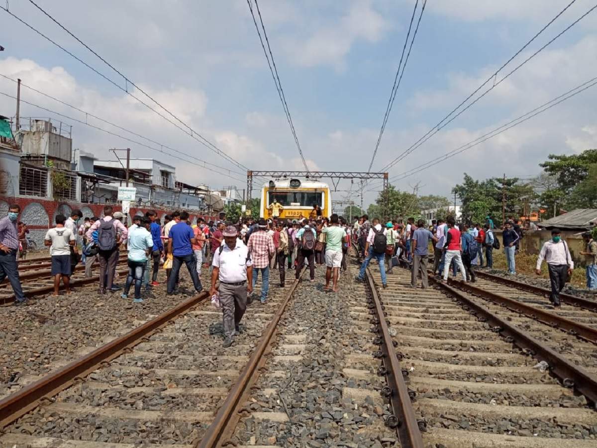 রাজ্যে লোকাল ট্রেন চালু করার দাবিতে বিক্ষোভ হুগলিতে