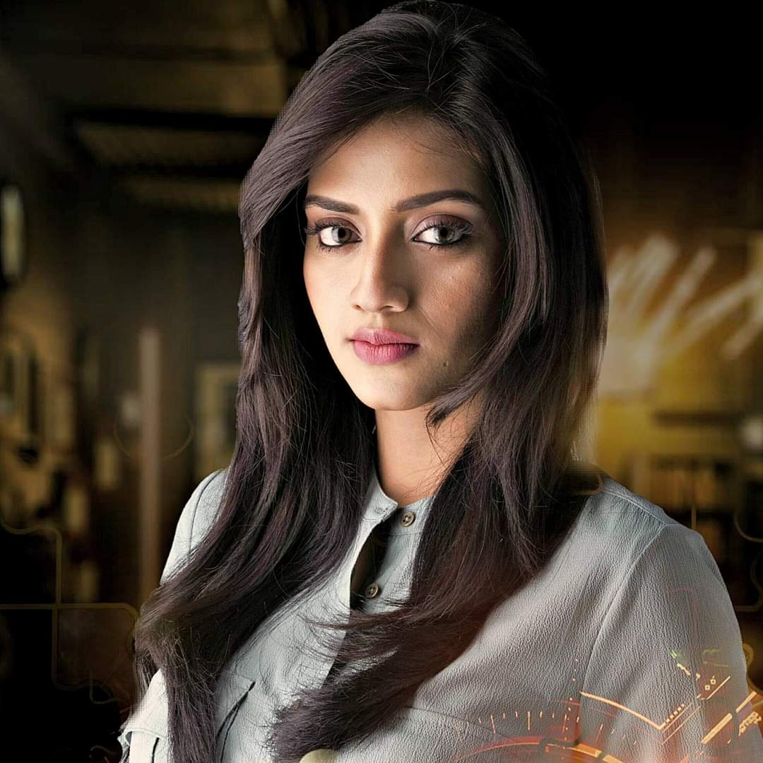 করবা চৌথ পালন নুসরতের। চাঁদ দেখে করলেন স্বামী বরণ, কান দিলেন না নিন্দায়
