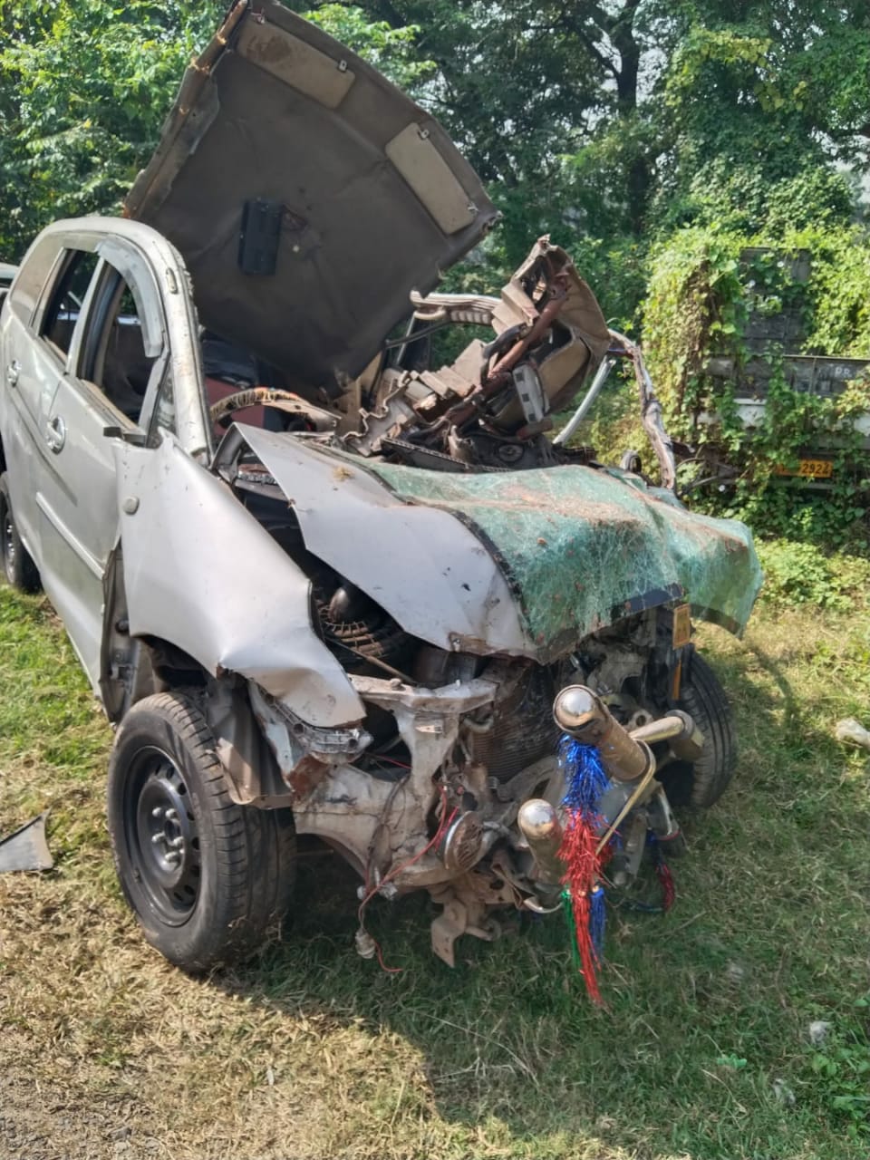 কোলাঘাটে ভয়াবহ পথ দুটি জার্সি গরু সহ দুর্ঘটনায় মৃত ২ ব্যক্তি