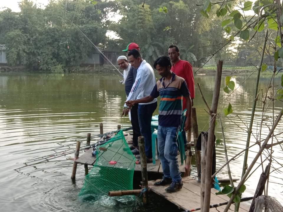 ঐতিহ্যবাহী কাউলারা পুকুরে টিকিট কেটে বড়শি দিয়ে মাছ ধরার উৎসব