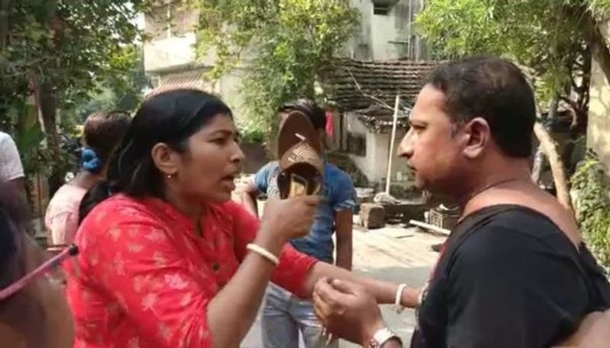 তৃণমূল নেতা কে জুতাপেটা করলো মহিলারা