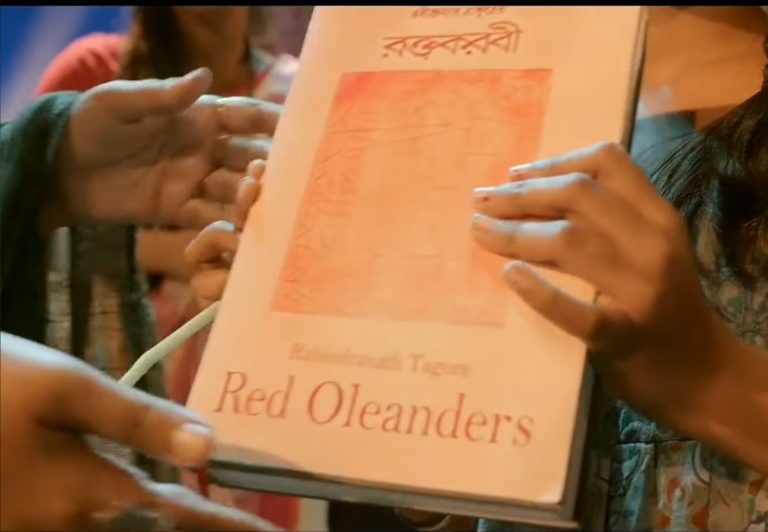 রক্তকরবী হাতে প্রতিবাদের সুর বাঙালির:"আমরা এই দেশেতেই থাকব"