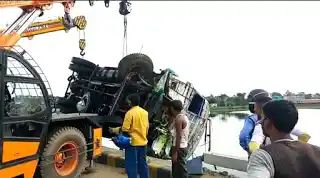 ব্রিজ ভেঙে ঝিলে লরি,ভোররাতে দুর্ঘটনা