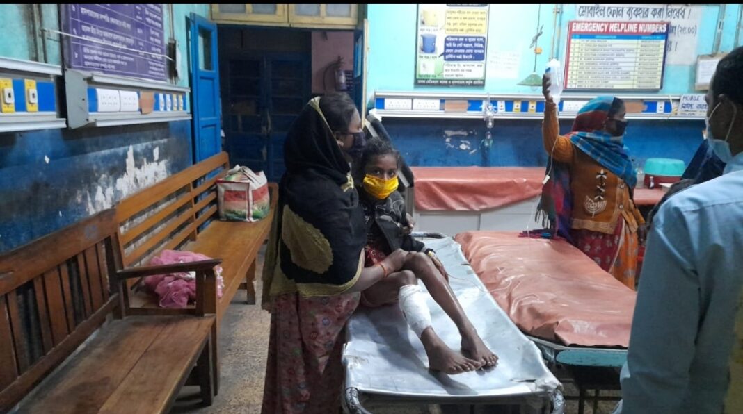 বল ভেবে খেলতে গিয়ে বোমা বিস্ফোরণে আহত শিশু, চাঞ্চল্য মানিকচকে