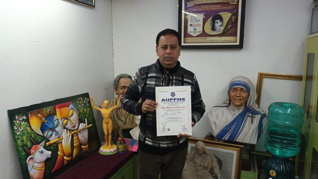 ডক্টরেট উপাধি পেলেন কৃষ্ণনগরের মৃৎশিল্পী সুবীর পাল, খুশির আবহ মৃৎশিল্পী মহলে