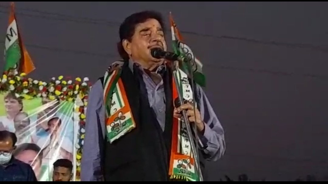 প্রচার সভায় শত্রুঘ্ন সিনহা হাতে ফুটবল তুলে ‘খেলা হবে’ স্লোগান কউন্সিলর এর