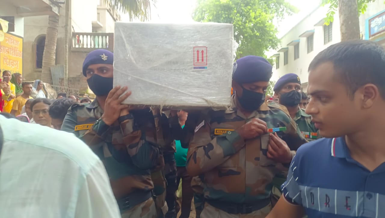 গান স্যালুটের মাধ্যমে শেষকৃত্য সম্পন্ন হল টেরিটোরিয়াল আর্মির জাওয়ান প্রীতম কুমার দত্তের