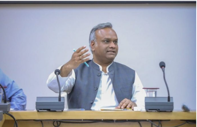 ভগবদগীতা, কোরান, বাইবেল না দেশ চলছে সংবিধানের ভিত্তিতে: প্রিয়াঙ্ক খাড়গে