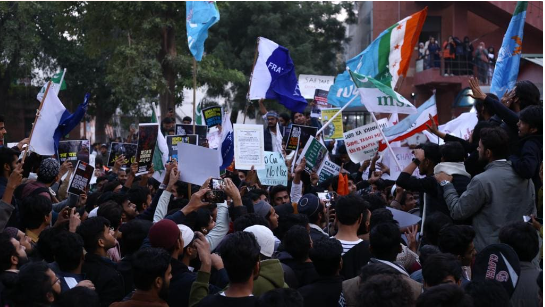 জামিয়া বিশ্ববিদ্যালয়ে সিএএ বিরোধী বিক্ষোভে পুলিশে হামলার প্রতিবাদে বিক্ষোভ