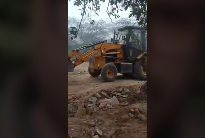 নোটিশ ছাড়াই দিল্লীতে ৬০০ বছরের পুরোনো মসজিদ ভাঙল কতৃপক্ষ