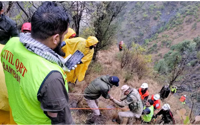 কাশ্মীরে যাত্রীবাহী গাড়ি খাদে পড়ে নিহত ১০