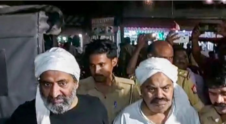 আতিক আহমেদের বোন ও ভাইয়ের স্ত্রীকে ধরিয়ে দিতে পুরস্কার ঘোষণা