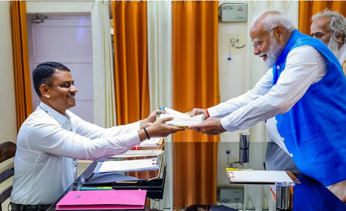 হলফনামায় নিজের সম্পত্তির বিবরণ দিলেন মোদি