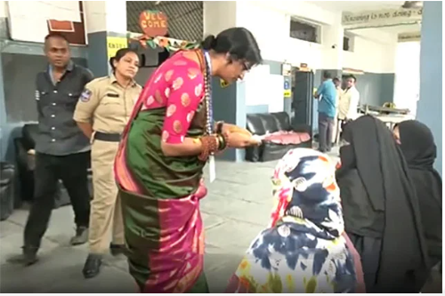 হায়দরাবাদে এবার আরেক সমালোচনার জন্ম দিলেন বিজেপির প্রার্থী মাধবী লতা