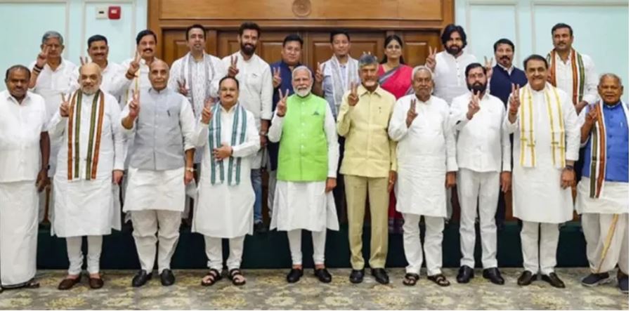 মোদির মন্ত্রিসভায় জায়গা পেলেন যারা