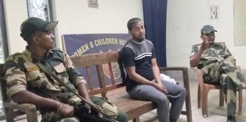 মুর্শিদাবাদ থেকে বিএসএফের হাতে গ্রেপ্তার বেআইনি ভাবে বসবাসকারী বাংলাদেশি যুবক