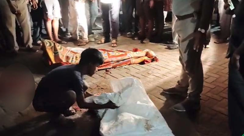 বাবার ছিন্ন-বিচ্ছিন্ন দেহ ছেলেকে দিয়ে রাস্তা থেকে তোলালো পুলিশ! পুলিশের ঘৃণ্য কার্যকলাপে নিয়ে নিন্দার ঝড়