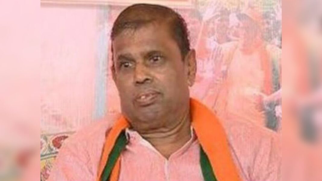 জাতীয় পতাকার পরিবর্তে গেরুয়া পতাকা ব্যবহারের পরামর্শ দিল বিজেপি নেতা!