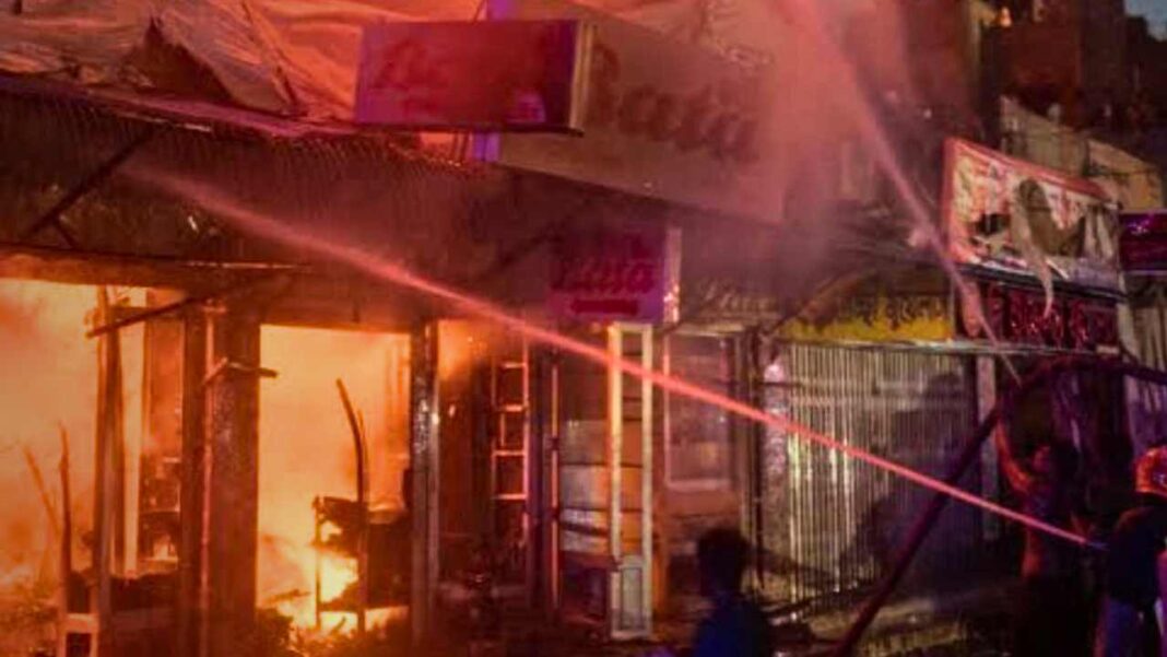 খিদিরপুরের ভয়াবহ অগ্নিকাণ্ডে ক্ষতিগ্রস্ত ব্যবসায়ীদের এক লক্ষ টাকা ক্ষতিপূরণের আশ্বাস দিলেন মমতা বন্দ্যোপাধ্যায়