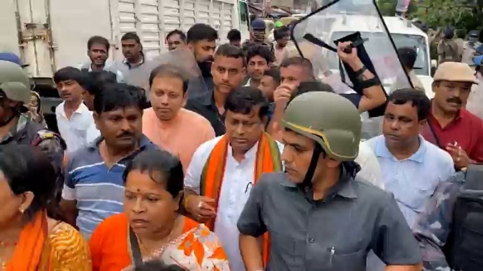 ১০০ দিনের কাজের টাকার দাবিতে সুকান্ত মজুমদারকে ঘিরে বিক্ষোভ,’মমতা বন্দ্যোপাধ্যায় এটাকে পাকিস্তান বানিয়ে ছেড়ে দিয়েছে।’: সুকান্ত মজুমদার