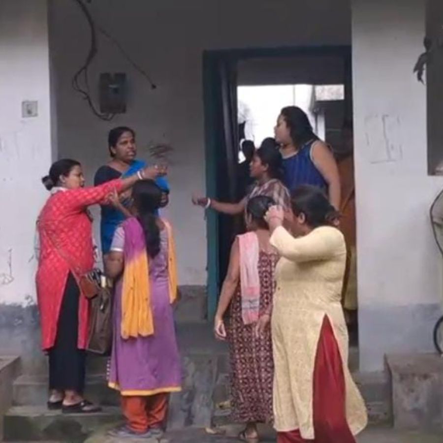 ডিম বিতরণ ঘিরে চুলোচুলি! বালুরঘাটে অঙ্গনওয়াড়ি কেন্দ্রে দিদিমণি-হেল্পারের হাতাহাতি, উত্তেজনা এলাকায়