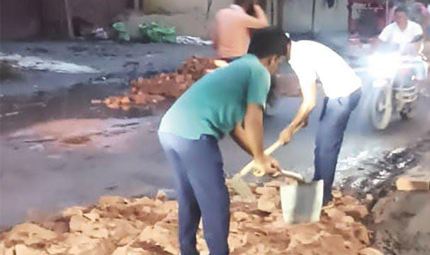 মালদার জাতীয় সড়কের বেহাল অবস্থা, দুর্ঘটনার আশঙ্কায় রাস্তা সারাতে কোদাল হাতে পুলিশ!