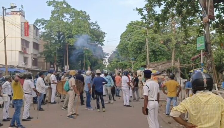দুই গোষ্ঠীর সংঘর্ষের জেরে অগ্নিগর্ভ মহেশতলা!পুলিশের উপর ইট বৃষ্টির পর পরিস্থিতি সামাল দিতে লাঠি চার্জ ও টিয়ার গ্যাসের ব্যবহার পুলিশের