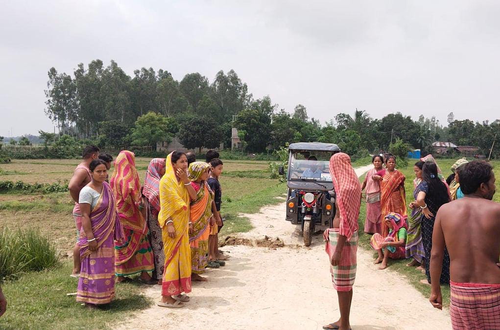 বাঁধানো রাস্তার দাবিতে বিক্ষোভ মালদার পাকুয়াহাটের বাসিন্দাদের, প্রশাসনকে জানিয়েও মিলছে না সুরাহা