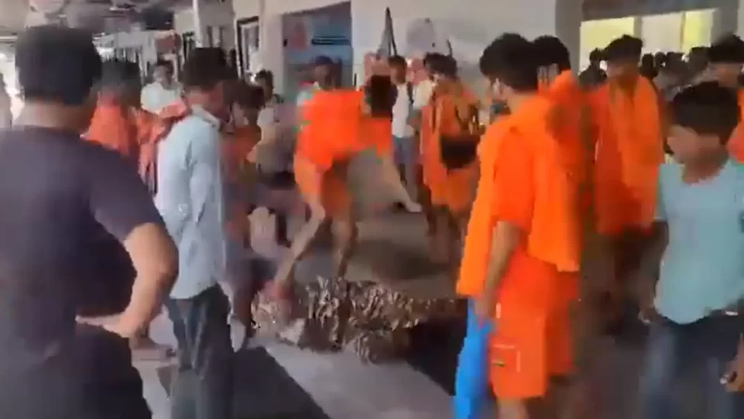 উত্তরপ্রদেশের মির্জাপুরে সিআরপিএফ জওয়ানের উপর কাঁওয়ারিয়াদের হামলা: বিজেপি সরকারের ব্যর্থতার আরেকটি নজির