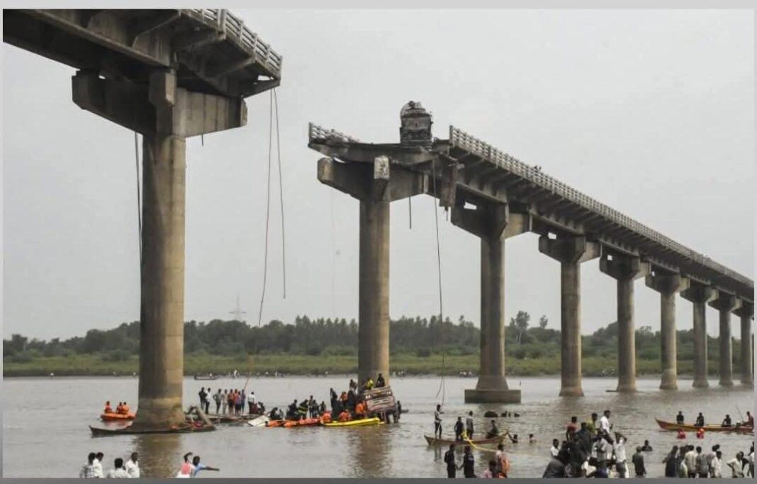 গুজরাতের বড়োদায় নদীতে ভেঙ্গে পড়ল সেতু, ১২ জনের মৃত্যু; বিজেপি সরকারের গাফিলতিতে প্রশ্নের মুখে