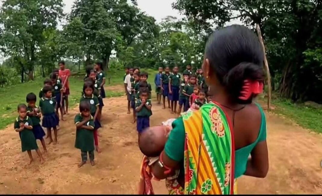 আদিবাসী গৃহবধূর অনন্য উদ্যোগ: অযোধ্যা পাহাড়ের গ্রামে শিক্ষার আলো জ্বালাচ্ছেন মালতি মুর্মু