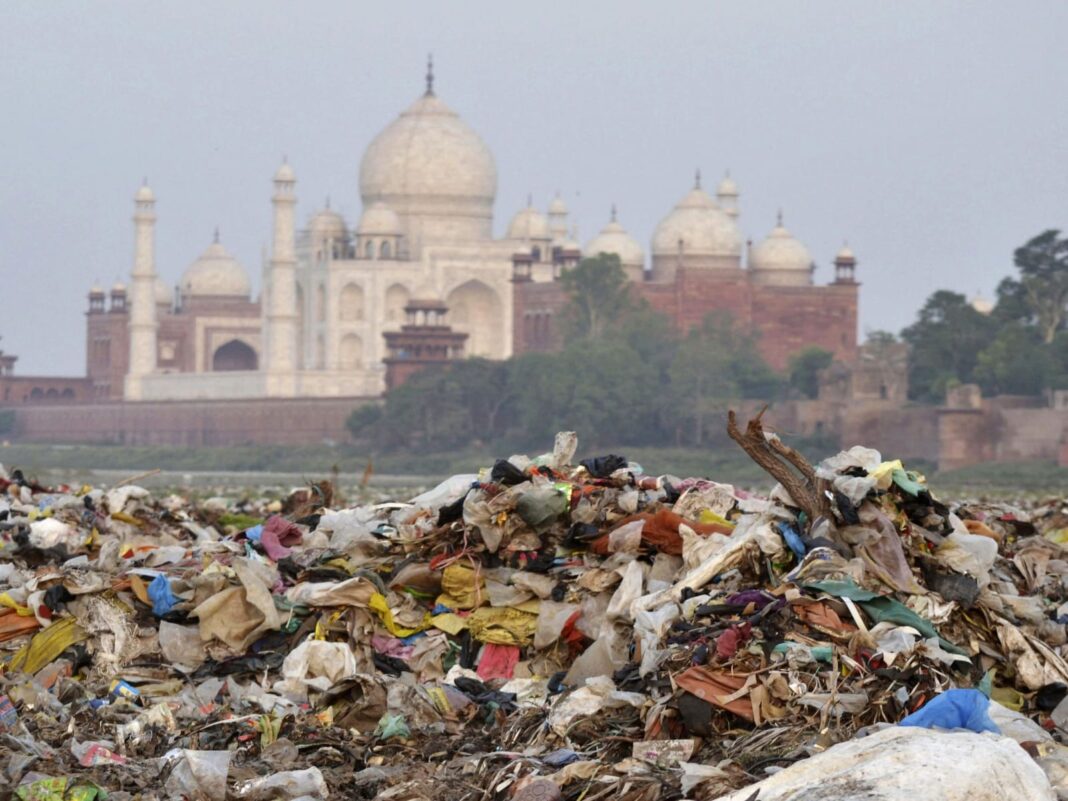তাজমহলের অবহেলা: বিজেপি সরকারের উদাসীনতায় বিশ্ব ঐতিহ্যের স্মৃতিসৌধ বিপন্ন