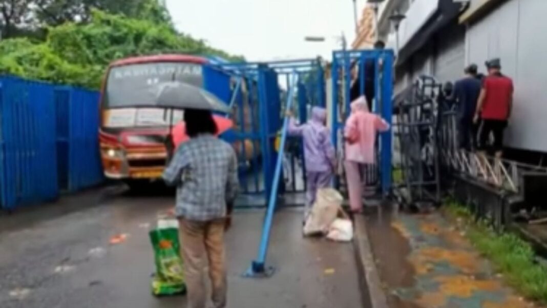 চাকরিহারা শিক্ষক-শিক্ষিকাদের আজ নবান্ন অভিযান, প্রশাসনের পক্ষ থেকে বন্ধ করা হলো রাস্তা