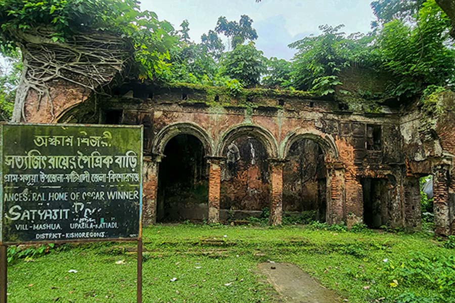 বাংলাদেশে উপেন্দ্রকিশোরের শতবর্ষী বাড়ি ভাঙার চেষ্টা, প্রত্নতত্ত্ব বিভাগের হস্তক্ষেপে কাজ স্থগিত