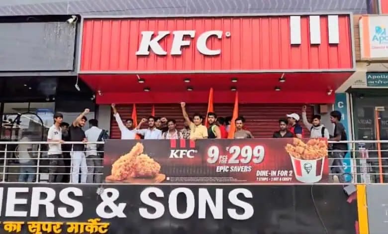 গাজিয়াবাদে উগ্র হিন্দুত্ববাদীদের বিক্ষোভ: শ্রাবণ মাসে মাংস বিক্রির বিরুদ্ধে কেএফসি-নাজির বন্ধের হুমকি