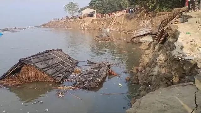 পদ্মার ভাঙন রুখতে না পারলে মানচিত্র থেকে হারিয়ে যাবে মুর্শিদাবাদের একের পর এক গ্রাম!
