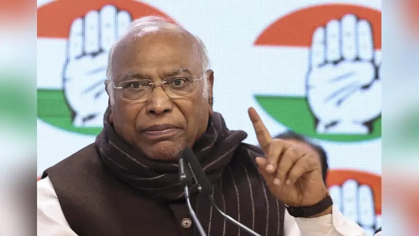 “মোদীজি ৪২ দেশ ঘুরলেও মনিপুরে আসার সময় পাননি” : আক্রমণ শানালেন কংগ্রেস নেতা মল্লিকার্জুন খড়গে