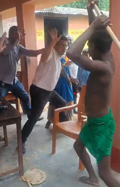 গয়ার এক স্কুলে পড়ুয়াদের ঝগড়ায় চড় মারায় শিক্ষককে লাঠি দিয়ে বেধড়ক মারধর করেন অভিভাবক!