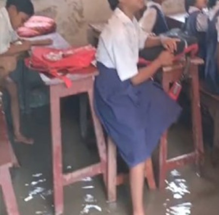 হাঁটু জলে ক্লাস! পূর্ব বর্ধমানের স্কুলে কঠিন পরিস্থিতির মুখে পড়ুয়া- শিক্ষকরা