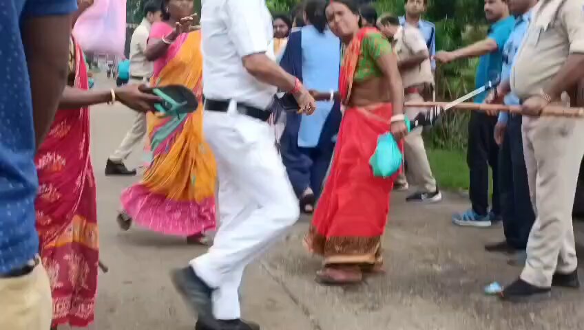 বেসরকারি কয়লা খনিতে চাকরির দাবিতে প্রতিবাদী মহিলা গ্রামবাসীদের লাঠিপেটা করছে পুলিশ