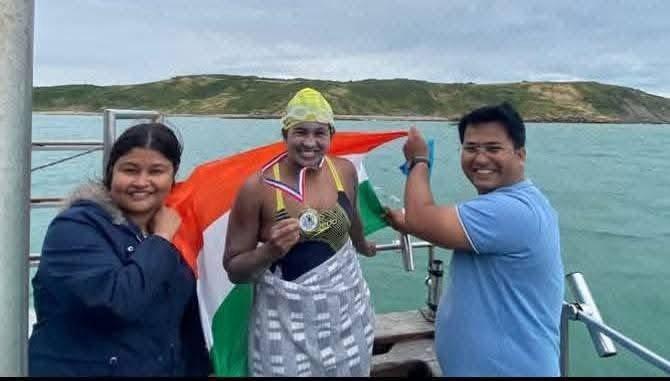 ইতিহাস রচনা করলেন মেদিনীপুরের আফরিন জাবি, সাঁতরে পার করলেন ইংলিশ চ্যানেল