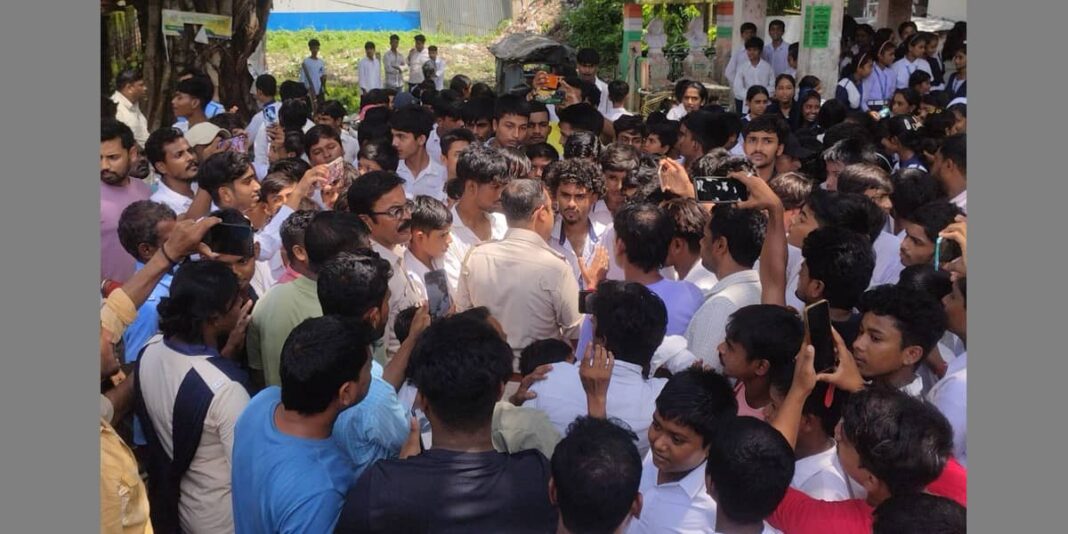মদ্যপ অবস্থায় নদীয়ার এক স্কুলে ঢুকে শিক্ষকদের নিপীড়ন ও গালিগালাজ করলো তৃণমূলের নেতা