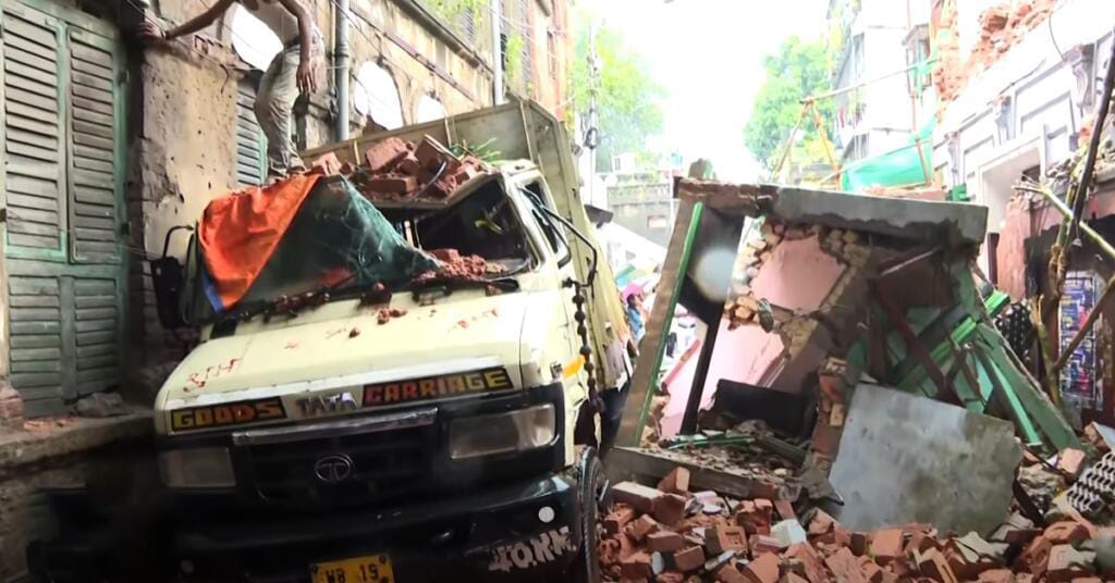 বৃষ্টির দাপটে কলকাতায় একই দিনে ভেঙে পড়ল ৩টি বাড়ি