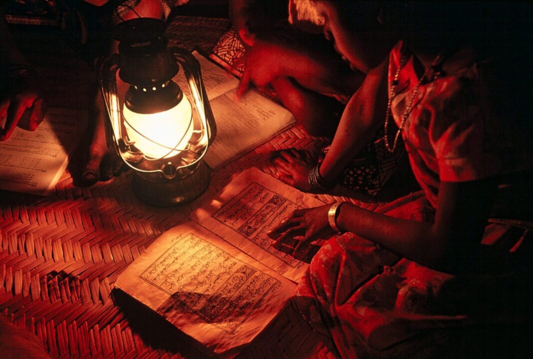 মুর্শিদাবাদের একাধিক এলাকায় ঘনঘন লোডশেডিংয়ে ভোগান্তিতে সাধারণ মানুষ