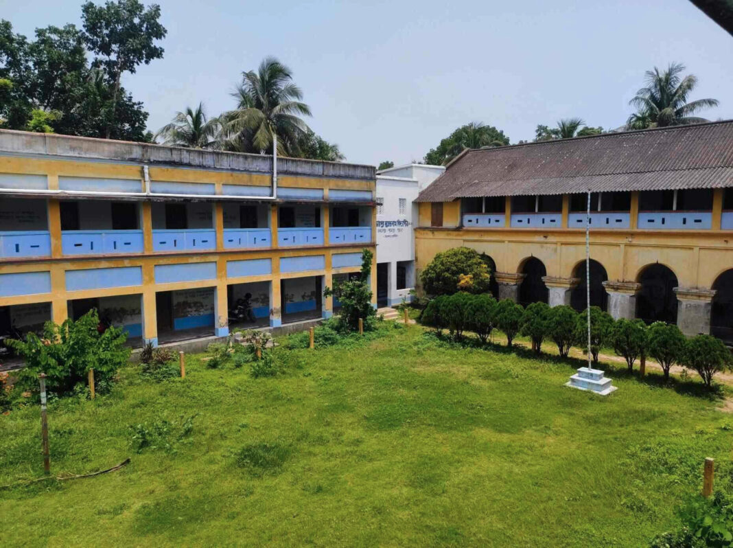 হাওড়ার গুজারপুর গার্লস স্কুলে দেখা দিলো শ্রেণিকক্ষের সমস্যা, এক ঘরে চলছে দু’টি করে ক্লাস
