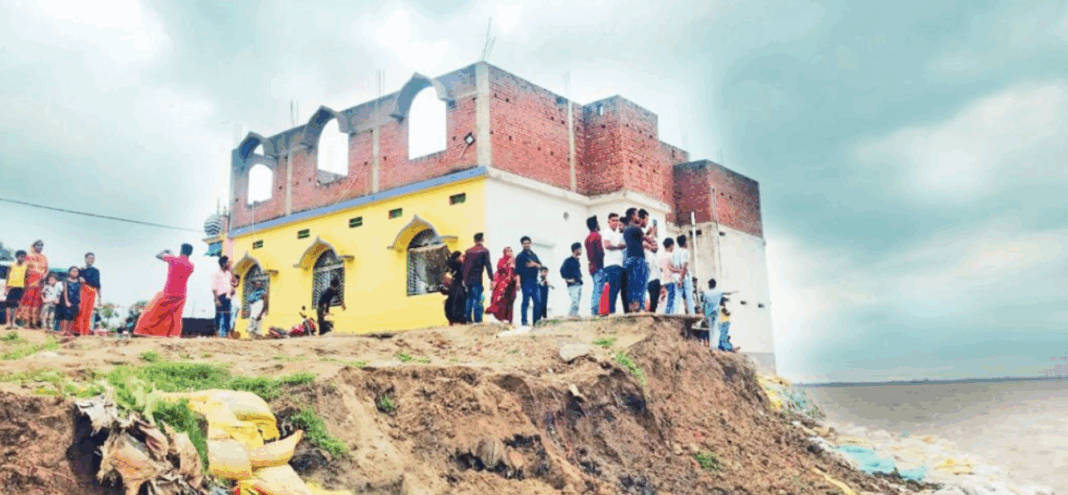 ভয়াবহ ভাঙনের মুখে কামালতিপুরের ঐতিহ্যবাহী মসজিদ