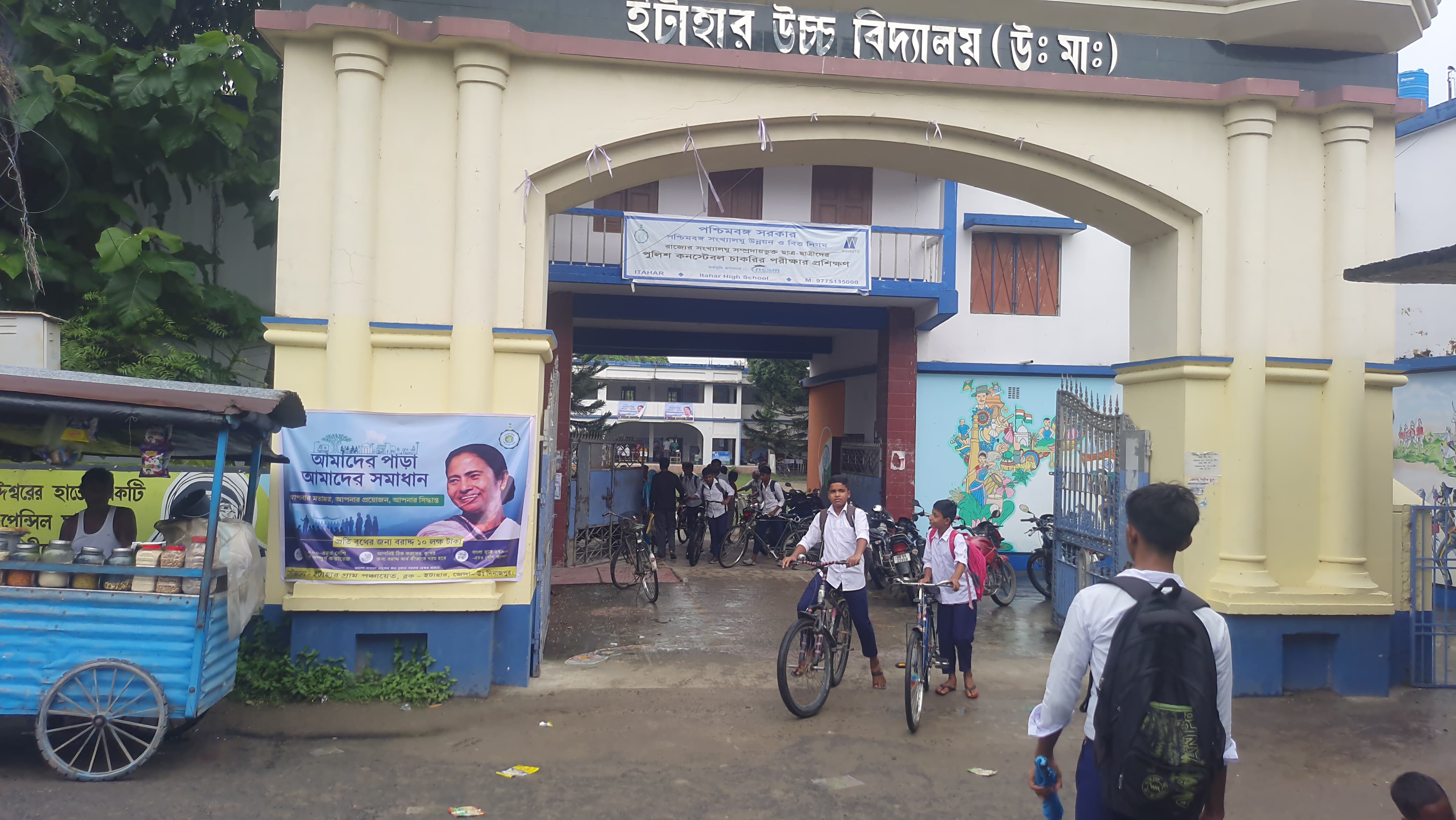 ইটাহার হাইস্কুলে পরীক্ষা বাতিল করে পাড়ায় সমাধান শিবির! পরীক্ষা না দিয়ে ফিরে যেতে হচ্ছে শিক্ষার্থিদের