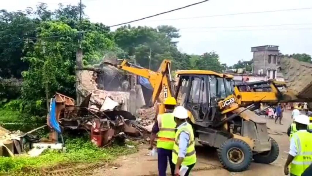 সামশেরগঞ্জে নতুন করে উচ্ছেদ অভিযান শুরু, ফ্লাইওভার নির্মাণের কারণে ভেঙে ফেলা হচ্ছে দোকানপাট