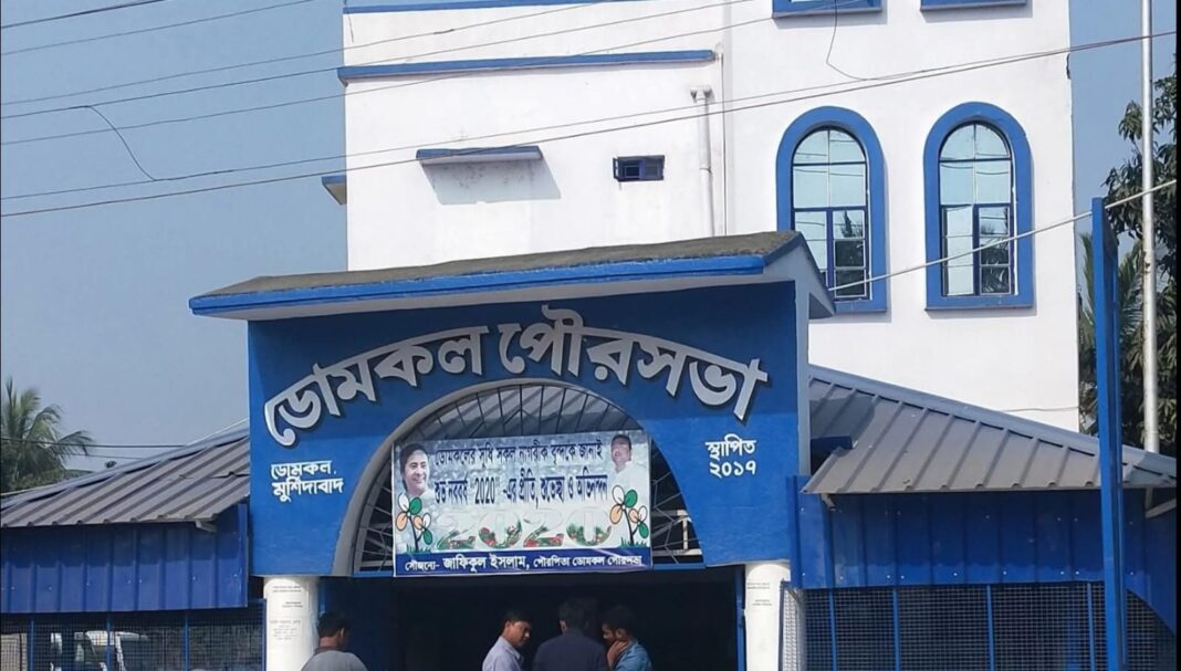 জন্ম মৃত্যু সার্টিফিকেট করাতে দিতে হচ্ছে মূল্য, বিক্ষুব্ধ ডোমকল পৌরসভা এলাকার স্থানীয়রা