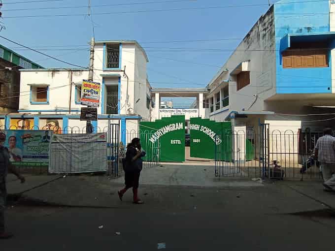 মধ্যমগ্রাম হাইস্কুলের সামনে বিস্ফোরণ, আহত এক যুবক